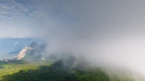 시간 경과입니다. 러시아, 카프카스 산맥의 고산 초원에 구름 형성. — 비디오