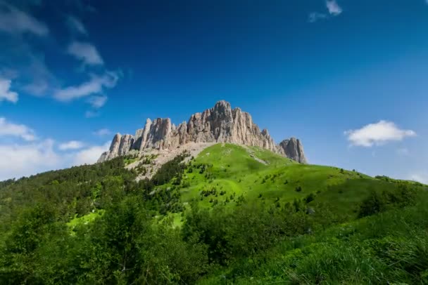 Časová prodleva. Rusko, pohoří Kavkaz formace mraků nad alpské louky. — Stock video