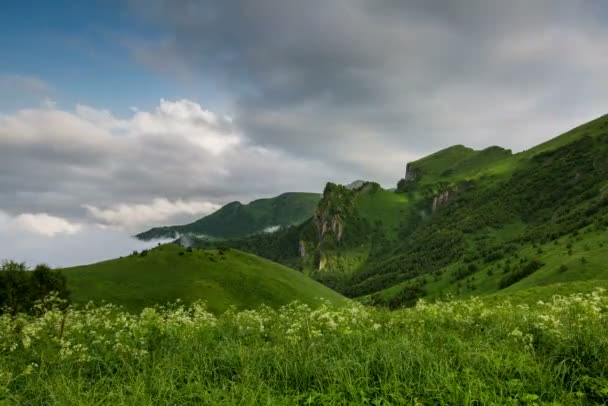 Zeitraffer. Russland, die Kaukasusberge die Bildung von Wolken über alpinen Wiesen. — Stockvideo