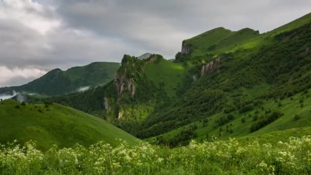 Časová prodleva. Rusko, pohoří Kavkaz formace mraků nad alpské louky. — Stock video