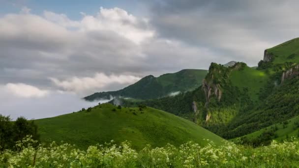 Časová prodleva. Rusko, pohoří Kavkaz formace mraků nad alpské louky. — Stock video