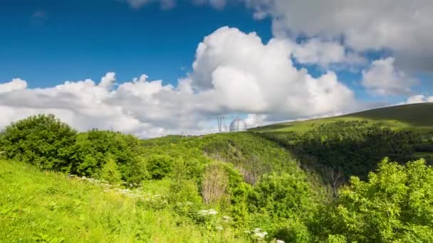 时间流逝。俄罗斯、 高加索山脉形成的高山草甸上空的云. — 图库视频影像