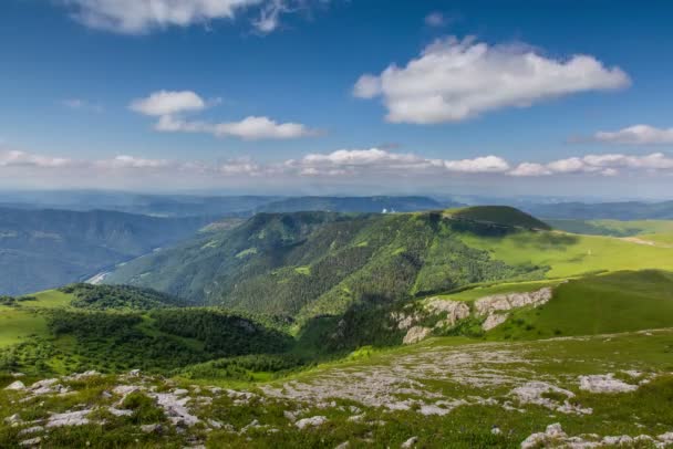 El lapso de tiempo. Rusia, las montañas del Cáucaso La formación de nubes sobre prados alpinos . — Vídeos de Stock