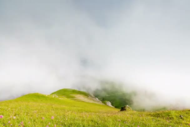 Desfasamento temporal. Rússia, o Cáucaso Montanhas A formação de nuvens sobre prados alpinos . — Vídeo de Stock