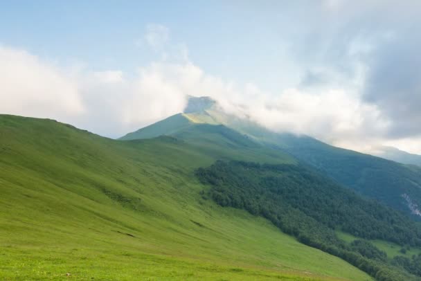 Zaman atlamalı. Rusya, Kafkas Dağları bulutlar Alpin çayırlar üzerinde oluşumu. — Stok video