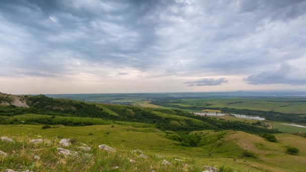 De vorming van wolken over alpenweiden. — Stockvideo