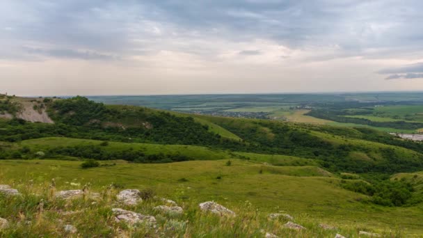 De vorming van wolken over alpenweiden. — Stockvideo