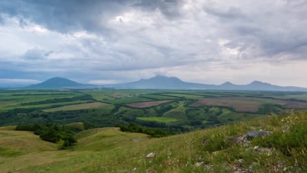 Bulutlar Alpin çayırlar üzerinde oluşumu. — Stok video