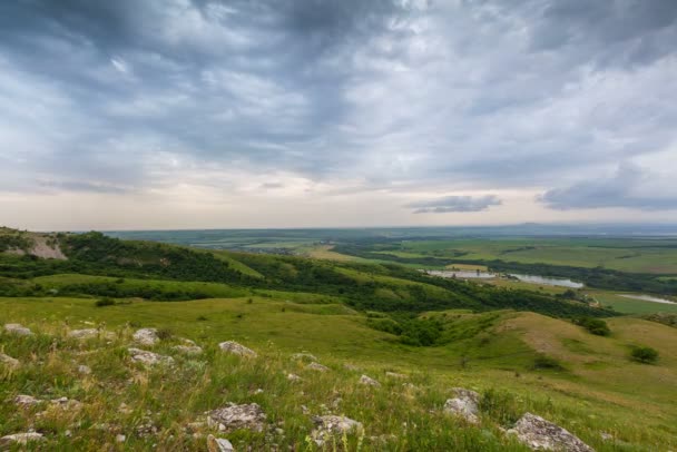 Alpesi rétek fölött felhők képződése. — Stock videók