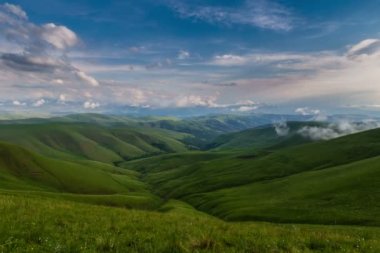 Gün batımında bulutlar Alpin çayırlar üzerinde oluşumu.