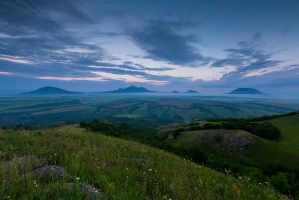 Vznik mraků nad alpské louky při západu slunce. — Stock video