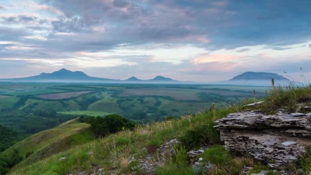 La formación de nubes sobre prados alpinos al atardecer . — Vídeos de Stock