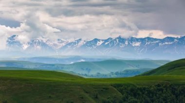Bulutlar Alpin çayırlar üzerinde oluşumu.