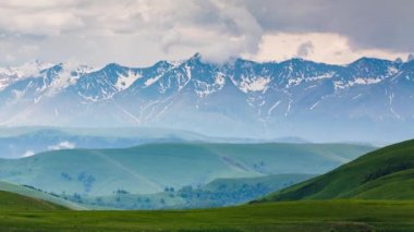 Bulutlar Alpin çayırlar üzerinde oluşumu.