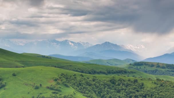 La formación de nubes sobre prados alpinos . — Vídeos de Stock