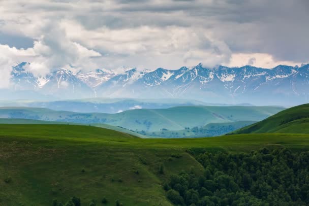 Σχηματισμό των νεφών πάνω από τα αλπικά λιβάδια. — Αρχείο Βίντεο