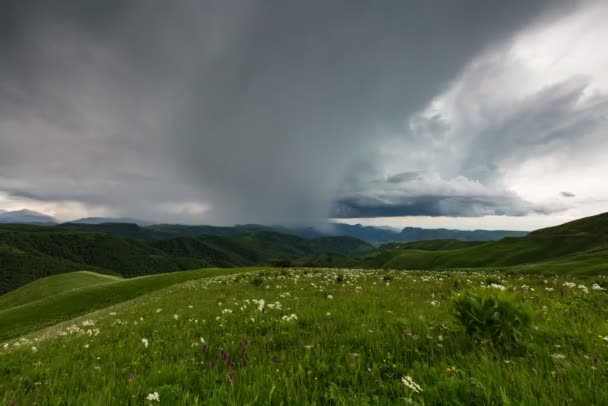 Vznik mraků nad alpské louky. — Stock video