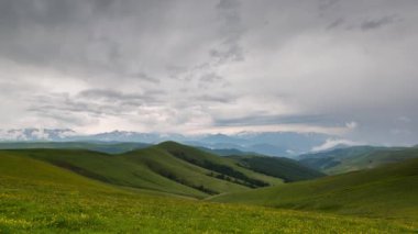 Bulutlar Alpin çayırlar üzerinde oluşumu.