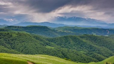 Bulutlar Alpin çayırlar üzerinde oluşumu.