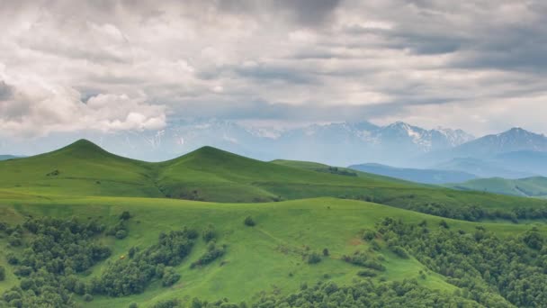 La formación de nubes sobre prados alpinos . — Vídeo de stock