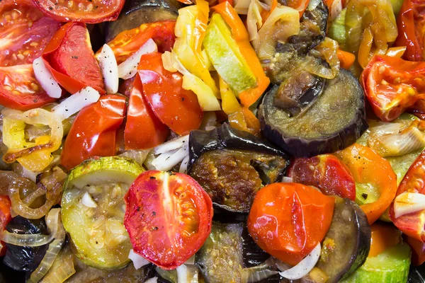 Рагу в кастрюле с овощами — стоковое фото