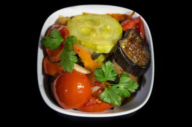 bir tavada sebze yahni