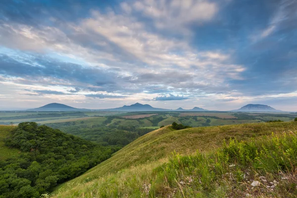 Russie, les montagnes du Caucase, la région de Stavropol. Nuages au-dessus du — Photo