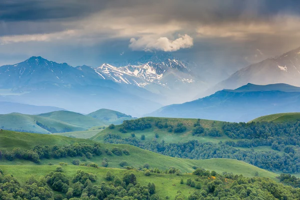 Rusia, las montañas del Cáucaso, Kabardino-Balkaria. La formatio — Foto de Stock