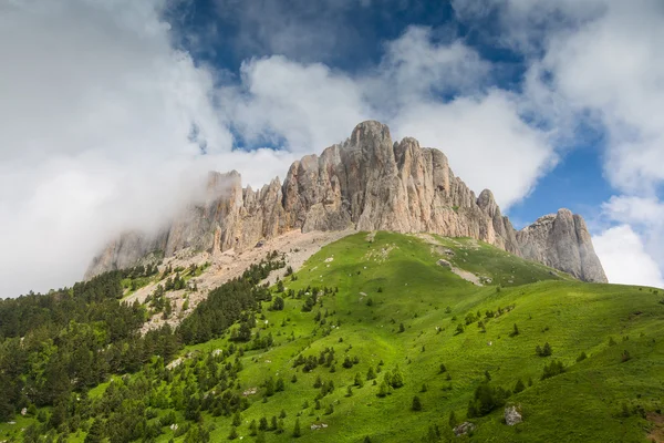 Bulutlar üzerinde mountayn büyük Thach.