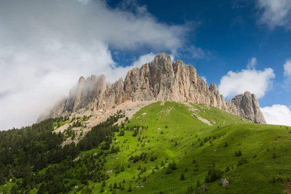 Clouds over the mountayn Big Thach. — Stock Photo, Image