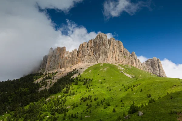 Clouds over the mountayn Big Thach. — Stock Photo, Image