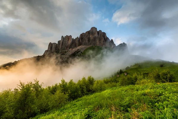 Bulutlar üzerinde mountayn büyük Thach.
