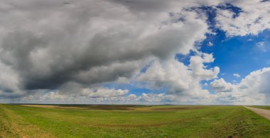 Bulutlar üzerinde bozkır.