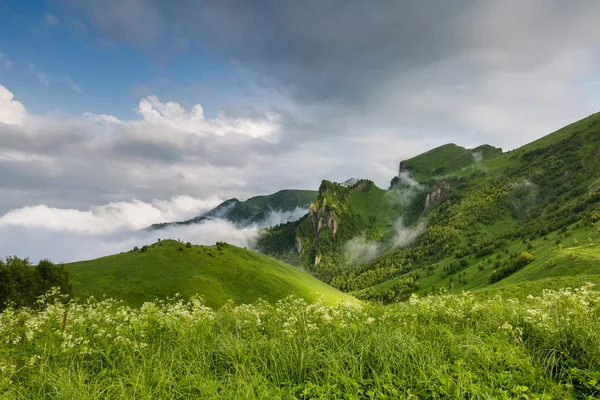 Dağların üzerinden bulutlar.