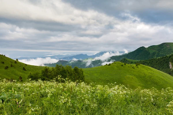 Nubes sobre las montañas. — Foto de Stock