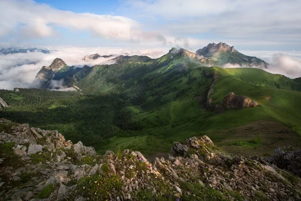 Bulutlar üzerinde mountayn büyük Thach.