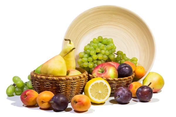 Composição dos frutos isolados sobre fundo branco . — Fotografia de Stock