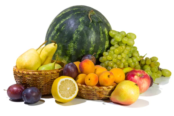 Composición de frutos aislados sobre fondo blanco . — Foto de Stock