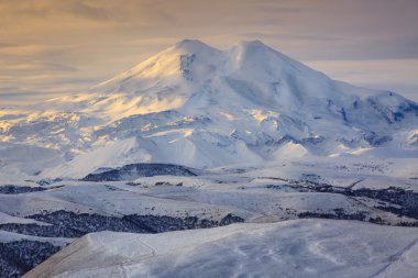 Sonbahar güneşin Daybreak Elbruz Dağı.