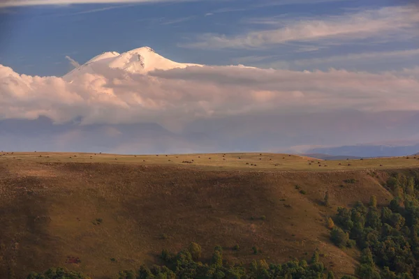Sonbahar güneşin batımında Elbruz Dağı.