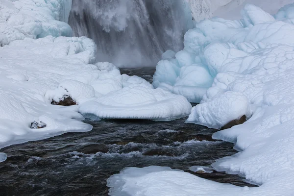 Tuzlukshapa Şelalesi ve dağ nehir Malka.