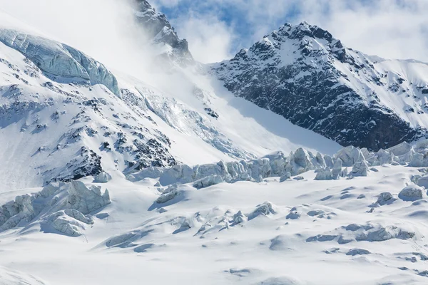 Φαράγγι Tsei παγετώνες σε σαφή καλοκαίρι καιρικές συνθήκες. — Φωτογραφία Αρχείου