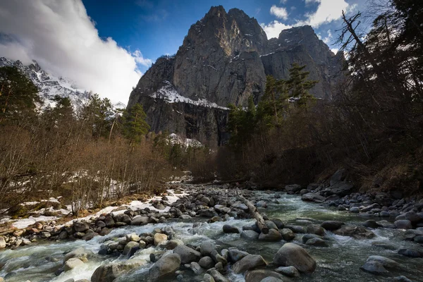 Buzullar Tsei gorge açık yaz havalarda.