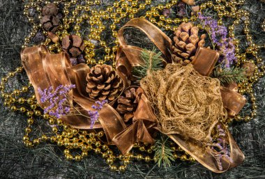 Noel ağacı ve Noel dekorasyonu topları ile kompozisyon, 