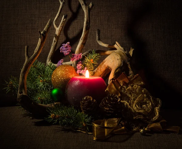 Noel ağacı ve dekorasyonu, dekore edilmiş mumlar ve dalgaların karaya attığı odun.