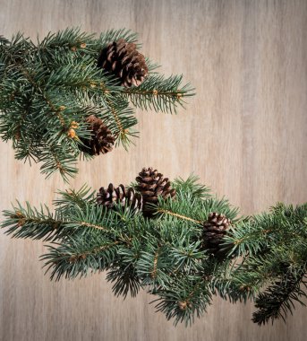 Noel ağacı ve Noel dekorasyonu topları ile kompozisyon, 