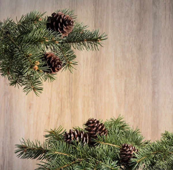 Noel ağacı ve Noel dekorasyonu topları ile kompozisyon, 