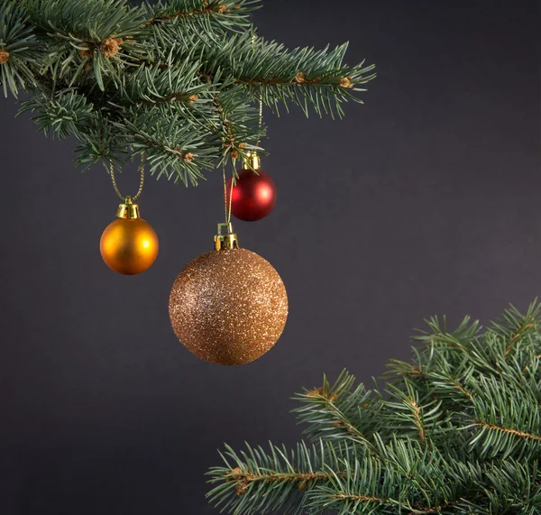 Composición con árbol de Navidad y bolas de decoración de Navidad , —  Fotos de Stock