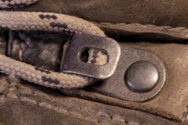 Detail van de trekking schoenen haak en lus voor de riem. — Stockfoto