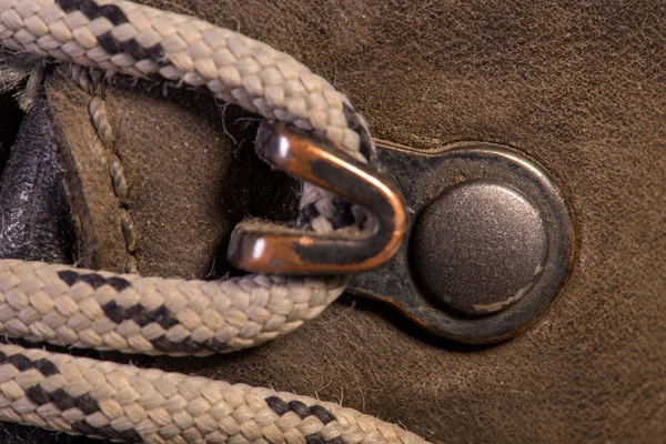 Detalj av trekking skor krok och ögla för bältet. — Stockfoto